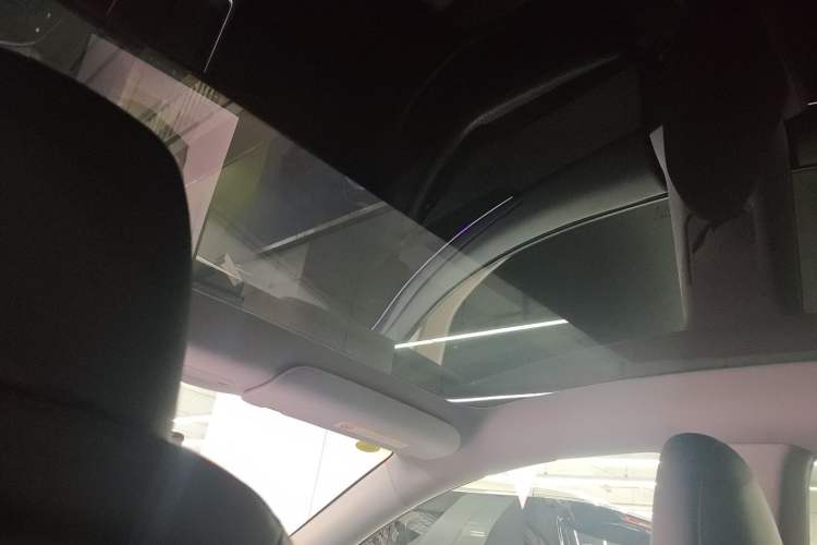 Used Tesla Model Y 2025 Rear-Wheel-Drive Version Headliner