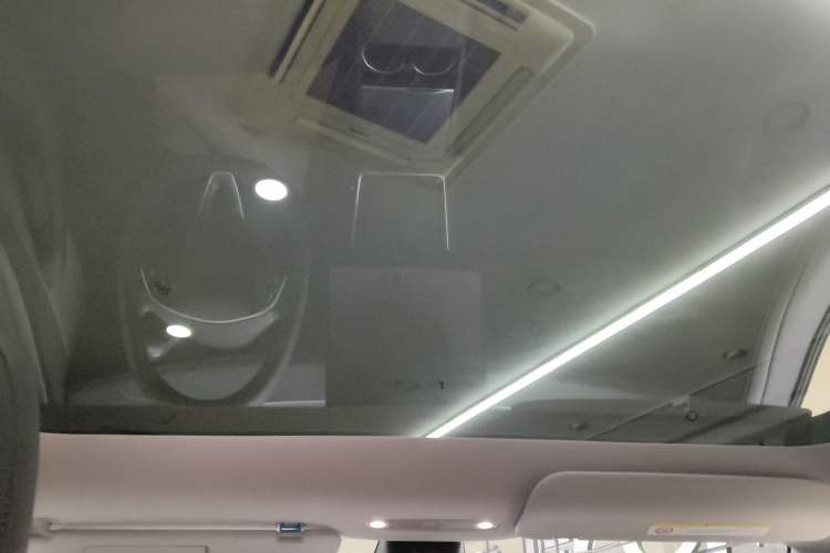 Used Tesla Model Y 2025 Rear-Wheel-Drive Version Headliner