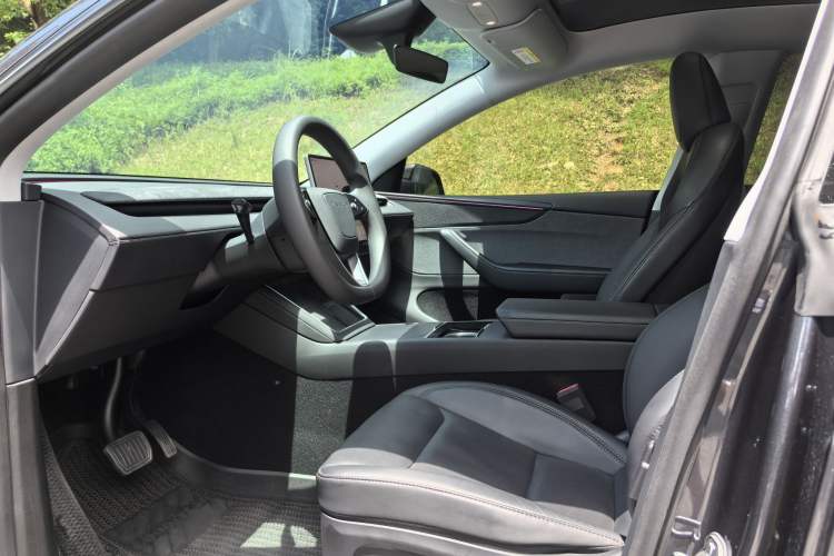 Used Tesla Model Y 2025 Rear-Wheel-Drive Version Interior 1