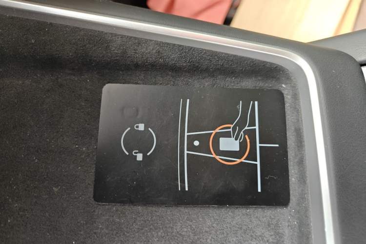 Used Tesla Model Y 2025 Rear-Wheel-Drive Version Interior 1