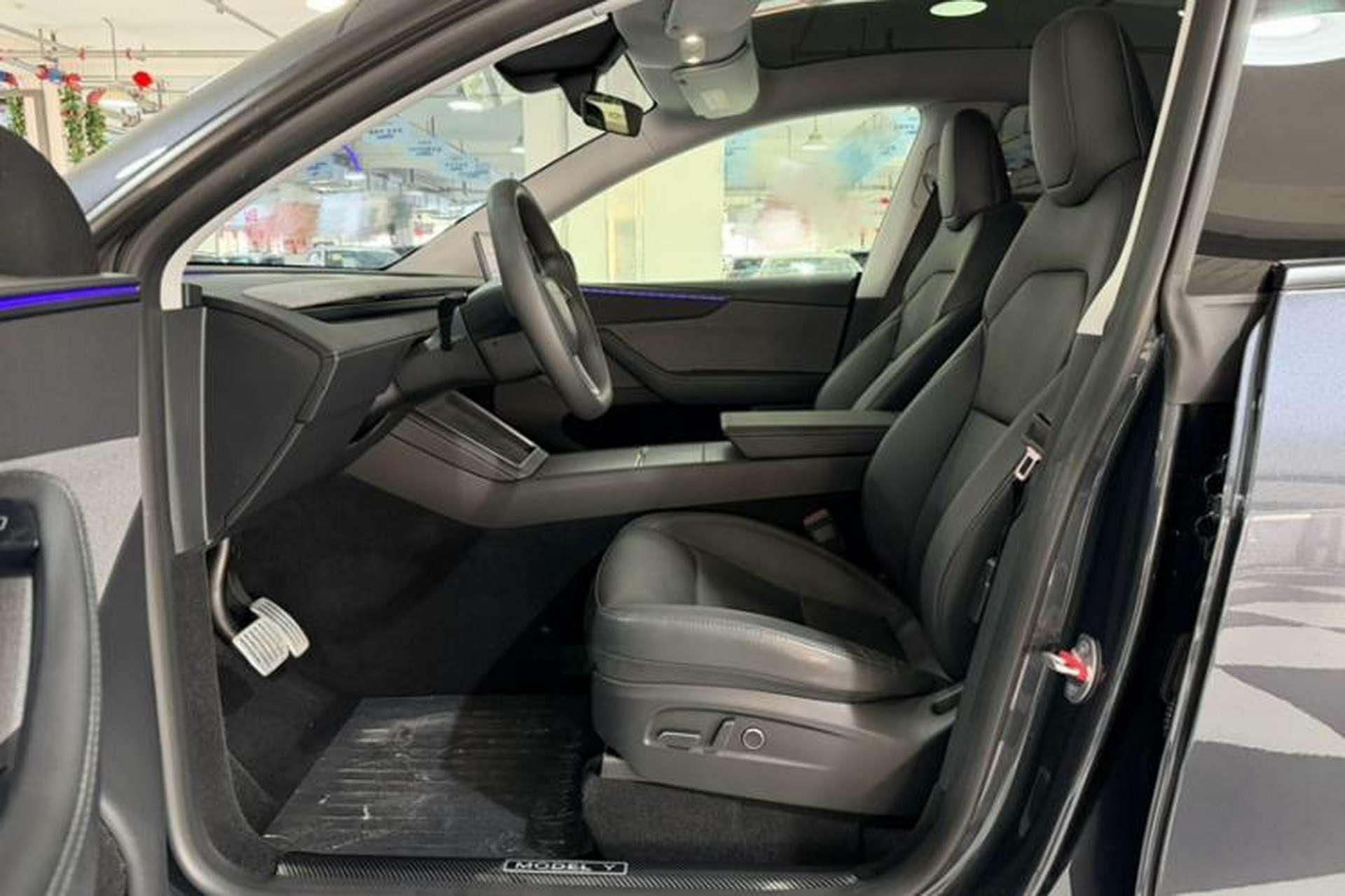 Used Tesla Model Y 2025 Rear-Wheel Drive First Edition Interior 1