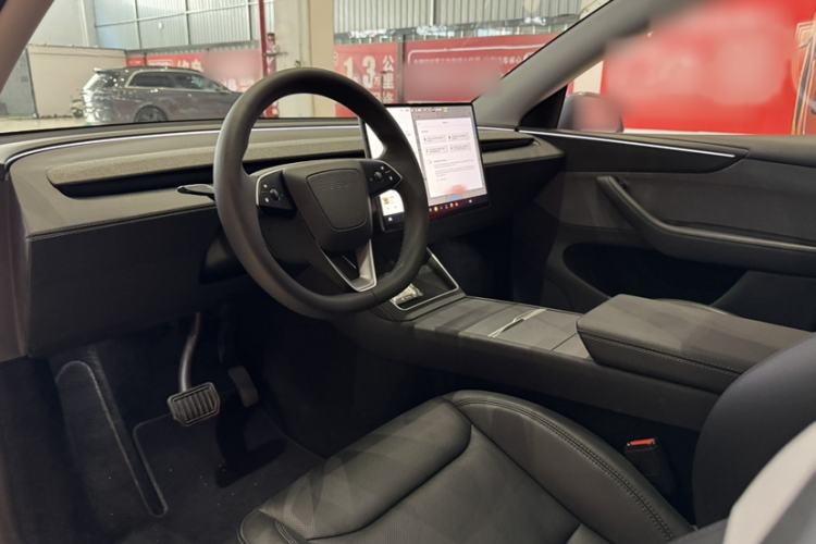 Used Tesla Model Y 2025 Rear-Wheel-Drive Version Interior 1