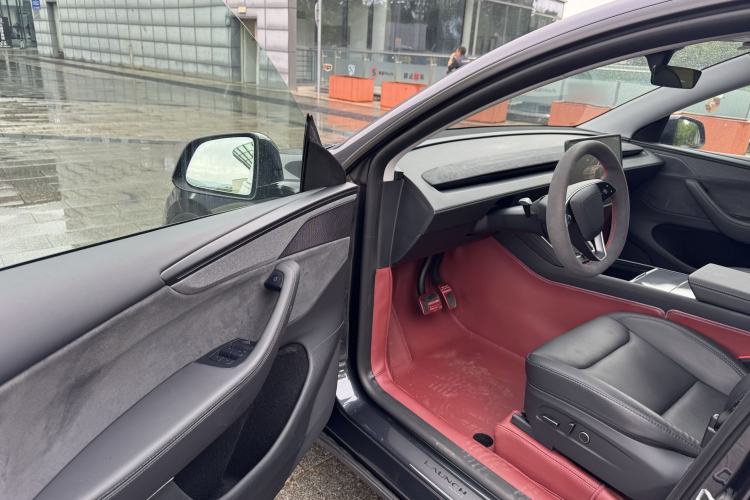 Used Tesla Model Y 2025 Long-Range All-Wheel Drive First Edition Interior 1