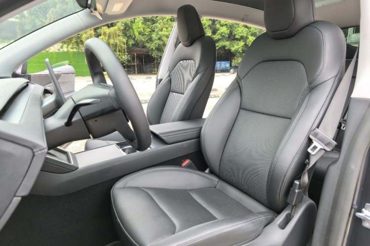 Used Tesla Model Y 2025 Rear-Wheel-Drive Version Interior 1