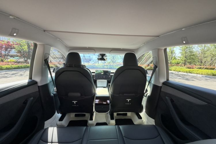 Used Tesla Model Y 2025 Long-Range All-Wheel Drive First Edition Interior 1