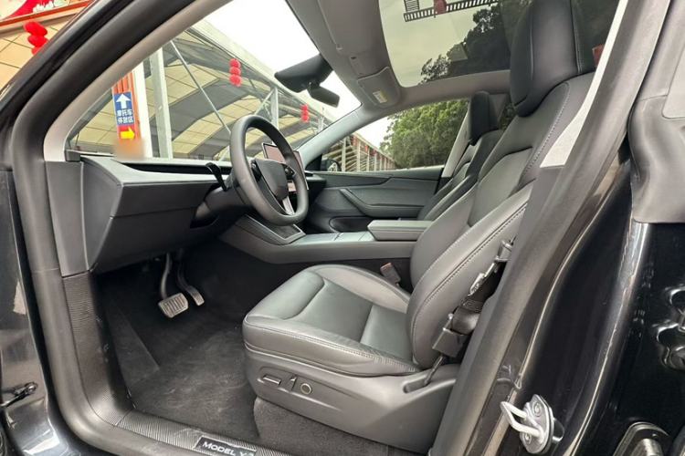 Used Tesla Model Y 2025 Rear-Wheel-Drive Version Interior 1