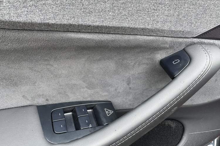 Used Tesla Model Y 2025 Long-Range All-Wheel Drive First Edition Interior 10