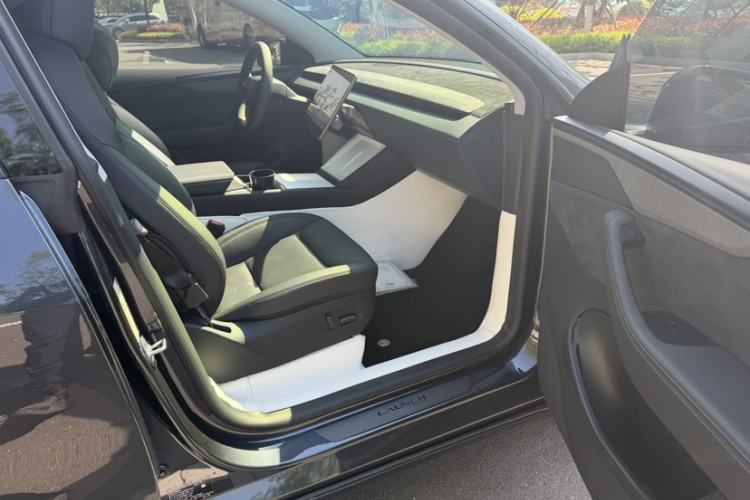 Used Tesla Model Y 2025 Long-Range All-Wheel Drive First Edition Interior 10