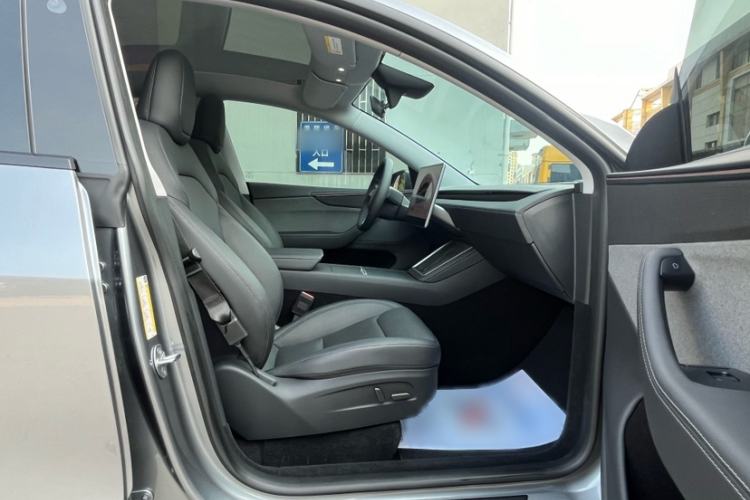 Used Tesla Model Y 2025 Rear-Wheel Drive First Edition Interior 10