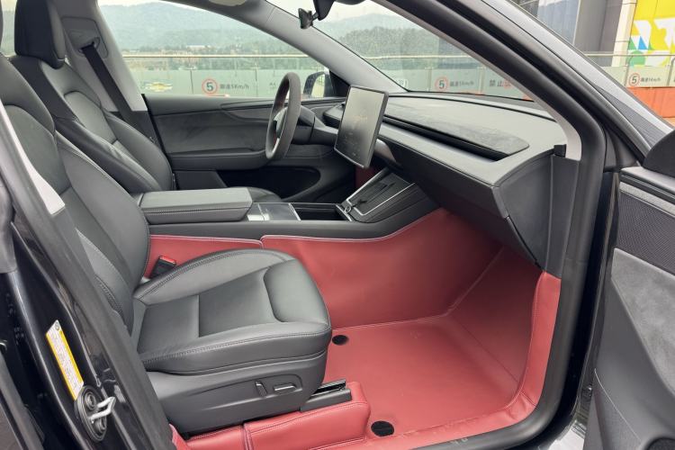 Used Tesla Model Y 2025 Long-Range All-Wheel Drive First Edition Interior 11
