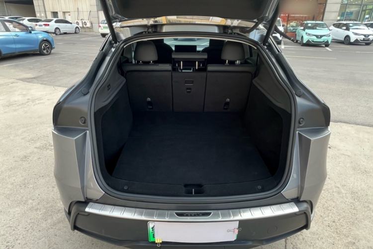Used Tesla Model Y 2025 Rear-Wheel Drive First Edition Interior 11