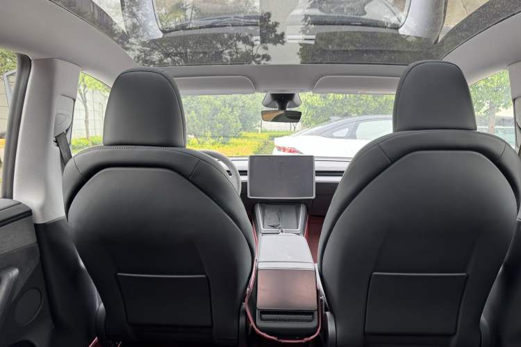 Used Tesla Model Y 2025 Long-Range All-Wheel Drive First Edition Interior 15
