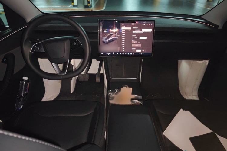 Used Tesla Model Y 2025 Rear-Wheel Drive First Edition Interior 2