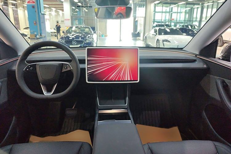 Used Tesla Model Y 2025 Rear-Wheel Drive First Edition Interior 2