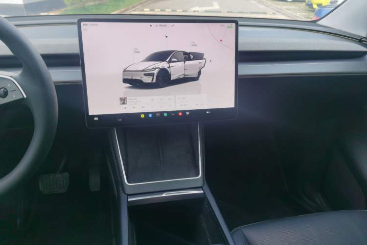 Used Tesla Model Y 2025 Rear-Wheel-Drive Version Interior 2