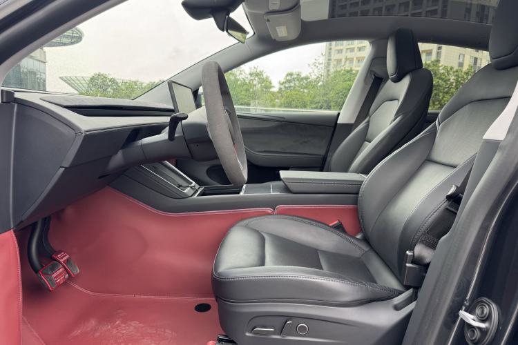 Used Tesla Model Y 2025 Long-Range All-Wheel Drive First Edition Interior 2