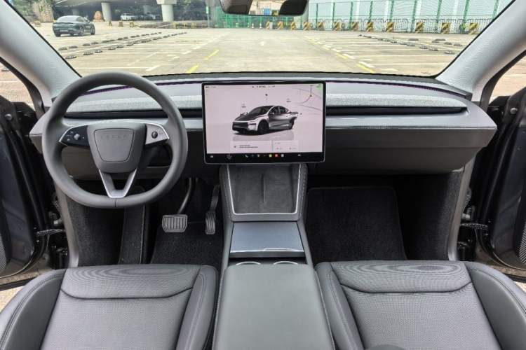 Used Tesla Model Y 2025 Rear-Wheel-Drive Version Interior 2