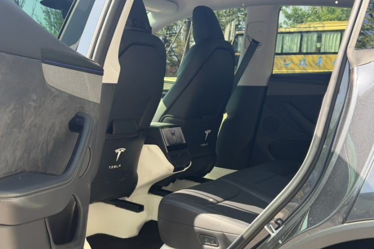 Used Tesla Model Y 2025 Long-Range All-Wheel Drive First Edition Interior 2