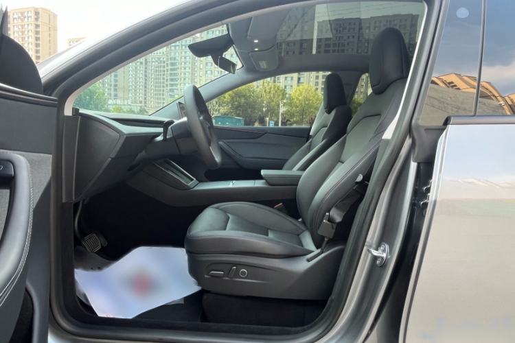 Used Tesla Model Y 2025 Rear-Wheel Drive First Edition Interior 2