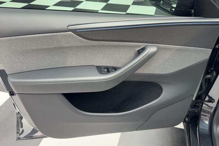 Used Tesla Model Y 2025 Rear-Wheel-Drive Version Interior 2