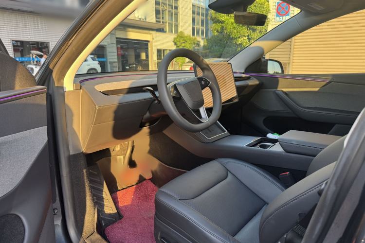 Used Tesla Model Y 2025 Rear-Wheel-Drive Version Interior 2