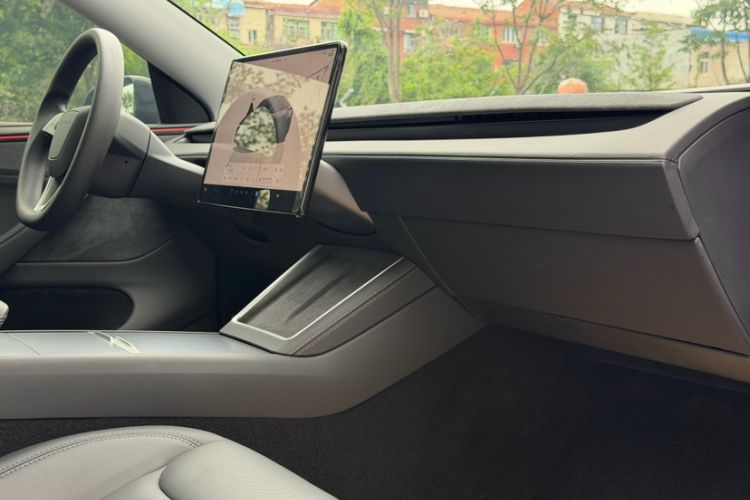 Used Tesla Model Y 2025 Long-Range All-Wheel Drive First Edition Interior 2