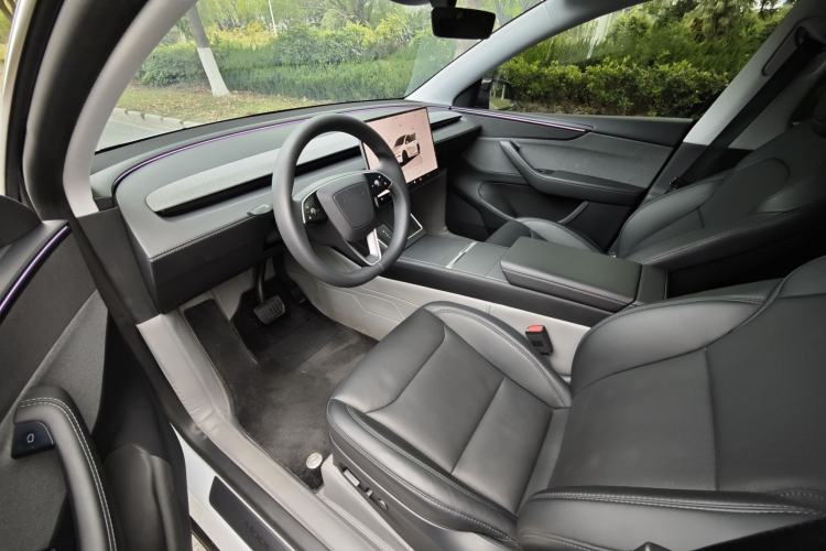 Used Tesla Model Y 2025 Rear-Wheel-Drive Version Interior 2