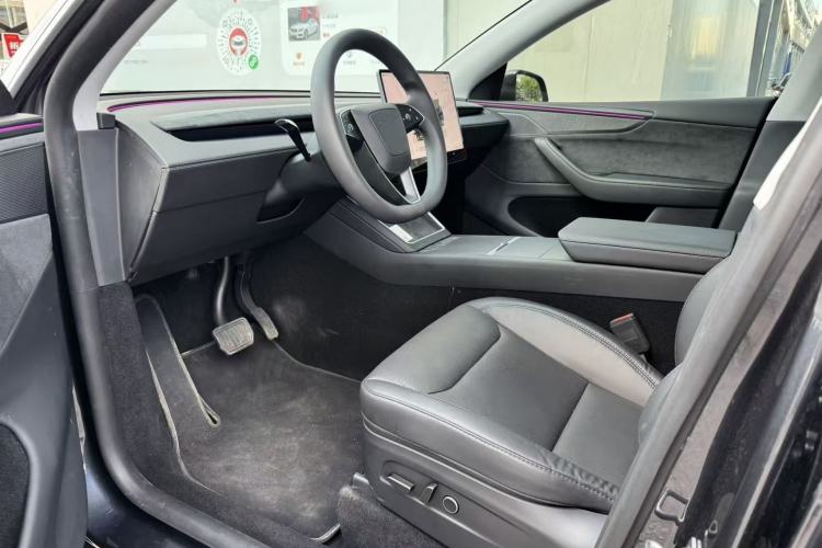 Used Tesla Model Y 2025 Long-Range All-Wheel Drive First Edition Interior 2