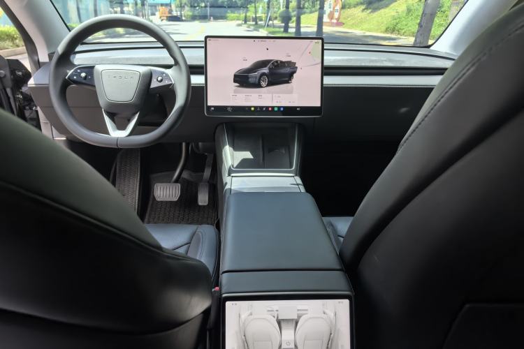 Used Tesla Model Y 2025 Rear-Wheel-Drive Version Interior 3