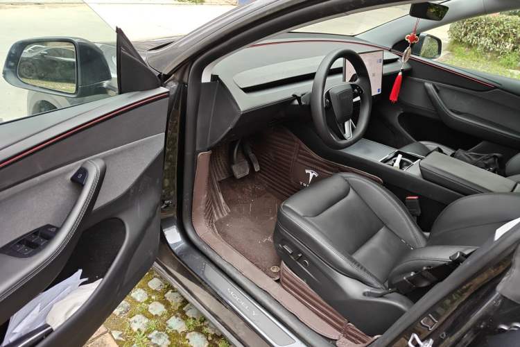 Used Tesla Model Y 2025 Rear-Wheel-Drive Version Interior 3