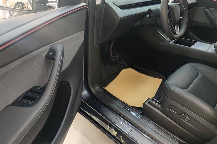 Used Tesla Model Y 2025 Rear-Wheel Drive First Edition Interior 3