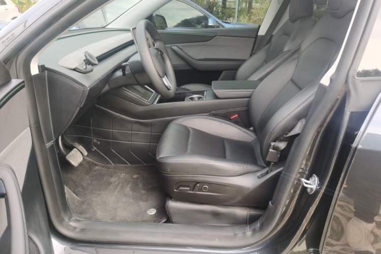 Used Tesla Model Y 2025 Rear-Wheel-Drive Version Interior 3