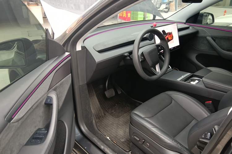 Used Tesla Model Y 2025 Long-Range All-Wheel Drive First Edition Interior 3