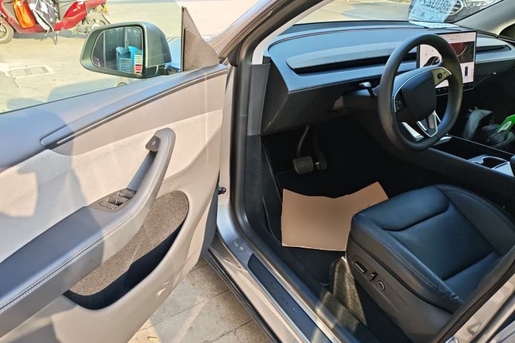Used Tesla Model Y 2025 Rear-Wheel-Drive Version Interior 3