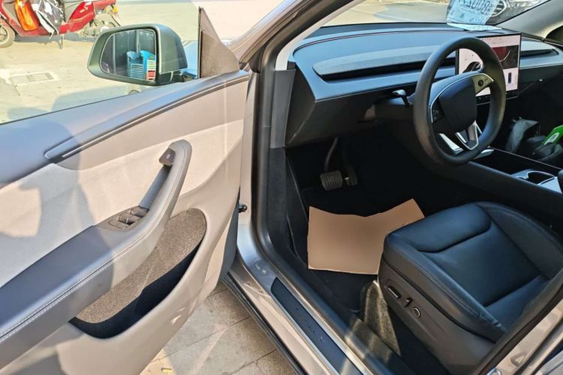 Used Tesla Model Y 2025 Rear-Wheel-Drive Version Interior 3
