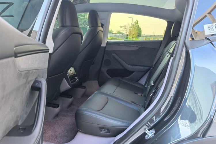 Used Tesla Model Y 2025 Long-Range All-Wheel-Drive Version Interior 3