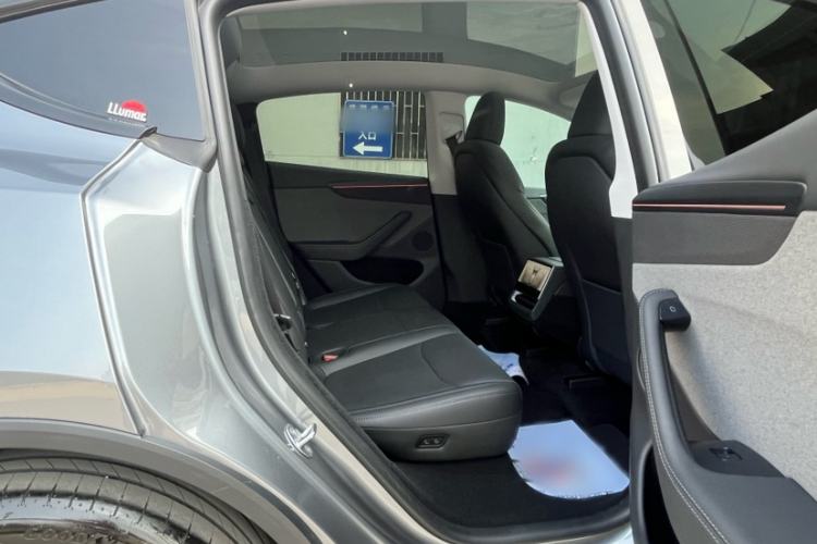 Used Tesla Model Y 2025 Rear-Wheel Drive First Edition Interior 3