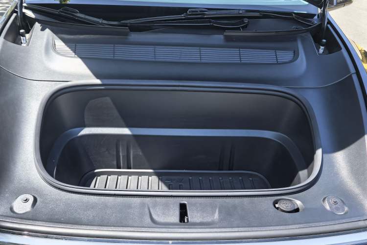 Used Tesla Model Y 2025 Rear-Wheel-Drive Version Interior 3