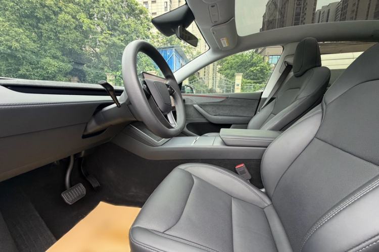 Used Tesla Model Y 2025 Long-Range All-Wheel Drive First Edition Interior 3