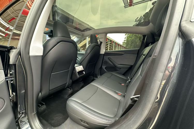 Used Tesla Model Y 2025 Rear-Wheel-Drive Version Interior 3