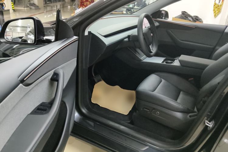 Used Tesla Model Y 2025 Rear-Wheel-Drive Version Interior 3