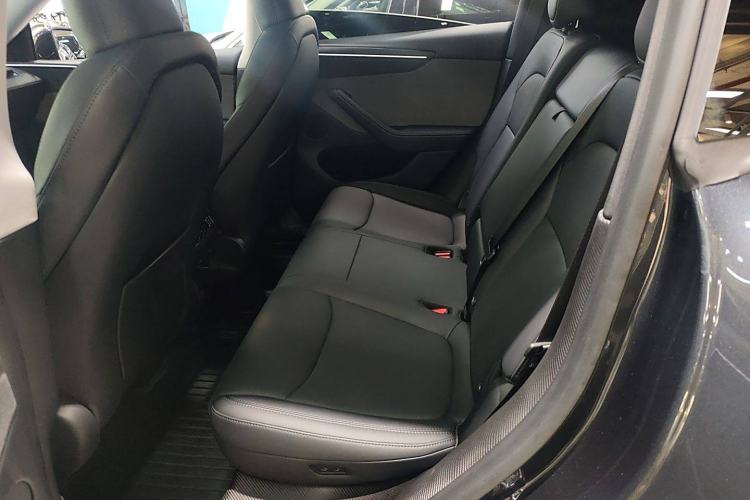 Used Tesla Model Y 2025 Rear-Wheel Drive First Edition Interior 4