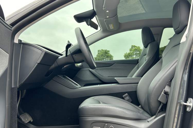 Used Tesla Model Y 2025 Rear-Wheel-Drive Version Interior 4
