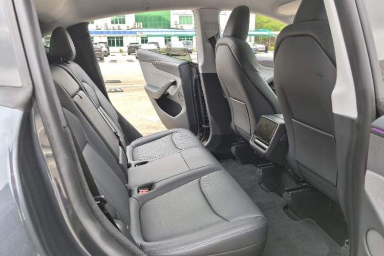Used Tesla Model Y 2025 Rear-Wheel-Drive Version Interior 4