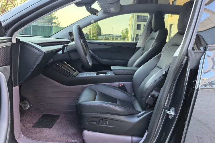 Used Tesla Model Y 2025 Long-Range All-Wheel-Drive Version Interior 4