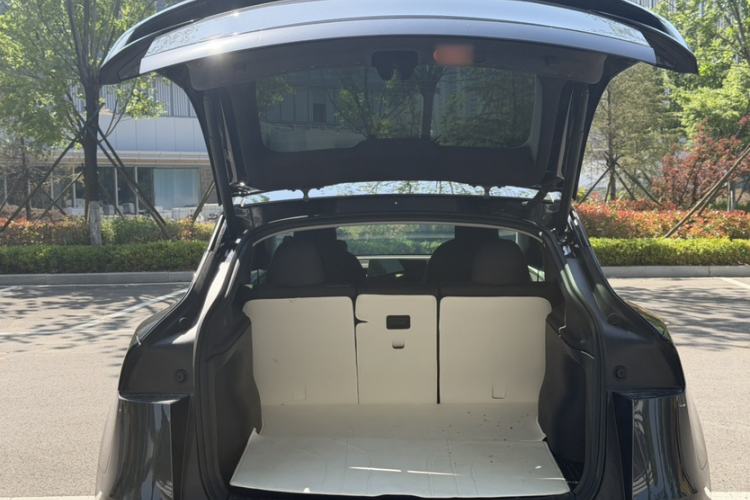 Used Tesla Model Y 2025 Long-Range All-Wheel Drive First Edition Interior 4