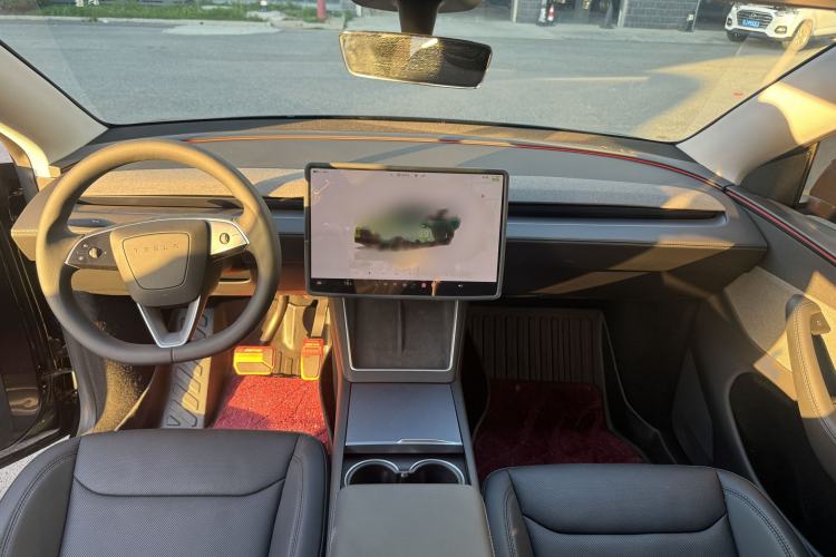 Used Tesla Model Y 2025 Rear-Wheel-Drive Version Interior 4