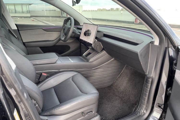 Used Tesla Model Y 2025 Rear-Wheel Drive First Edition Interior 4