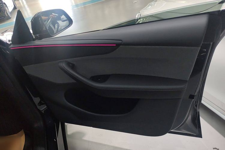 Used Tesla Model Y 2025 Rear-Wheel Drive First Edition Interior 5