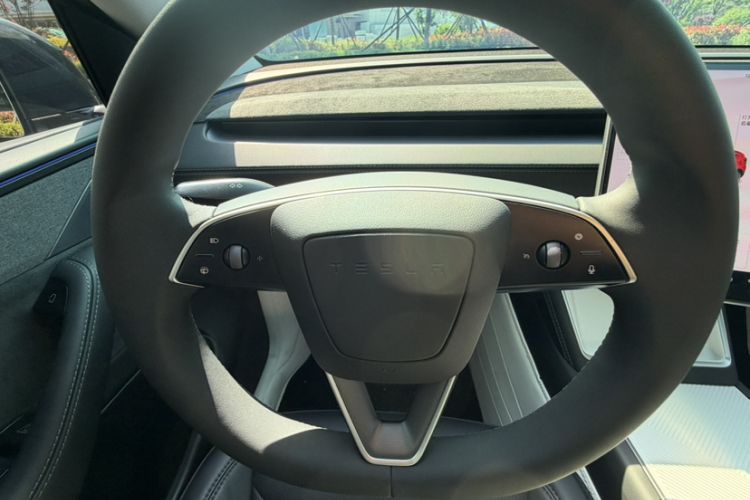 Used Tesla Model Y 2025 Long-Range All-Wheel Drive First Edition Interior 5